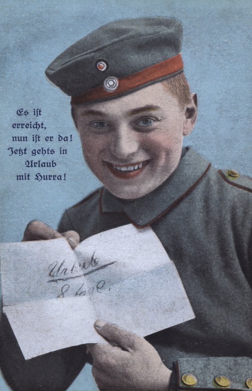 Soldado alemán feliz con una notificación de permiso de Photographer German