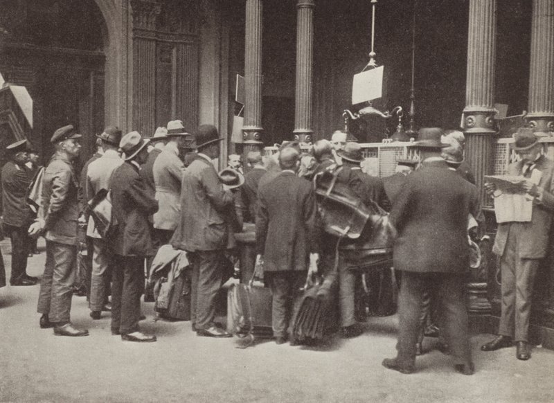 Hiperinflación en la Alemania de Weimar: miembros del público haciendo cola fuera del Reichsbank en Berlín con maletas para llevar su dinero, julio de 1923 de Photographer German