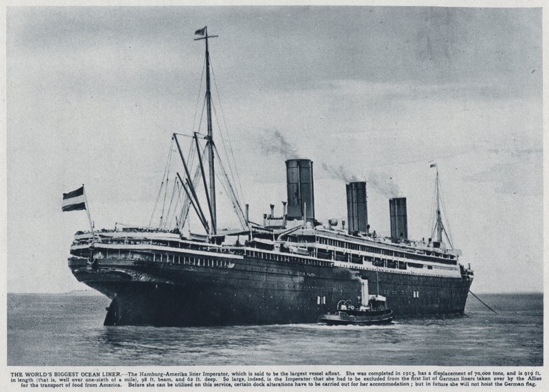 Imperator, transatlántico construido para la Línea Alemana de Hamburgo América en 1913, utilizado por los Aliados para transportar tropas americanas de regreso a los Estados Unidos después del final de la Primera Guerra Mundial (foto en b/n) de Photographer German