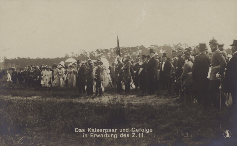 Kaiser Wilhelm II y la Emperatriz Victoria Augusta de Alemania y su séquito esperando la llegada del Zeppelin LZ III de Photographer German