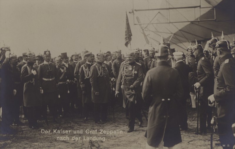 Kaiser Wilhelm II y el constructor de dirigibles alemán Graf Ferdinand von Zeppelin después del aterrizaje de uno de los dirigibles de Zeppelin de Photographer German