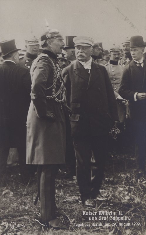 Kaiser Wilhelm II y el constructor de dirigibles alemán Graf Ferdinand von Zeppelin en el aeródromo de Tegel, Berlín, 29 de agosto de 1909 de Photographer German