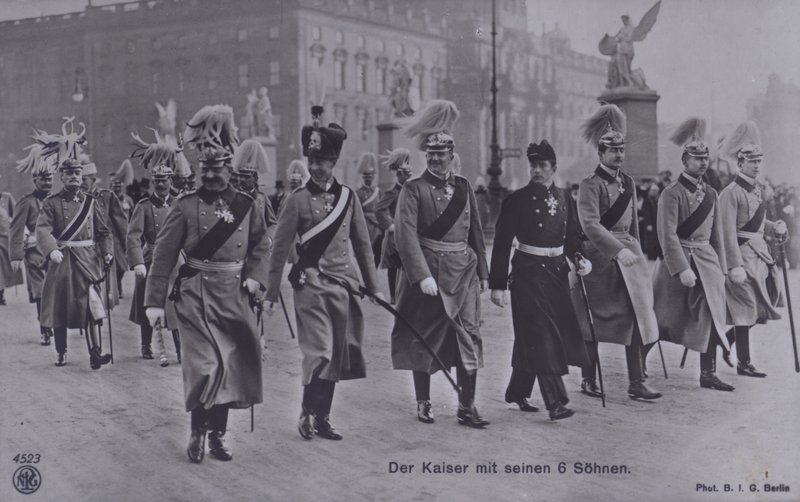 Kaiser Wilhelm II de Alemania y sus seis hijos en uniforme militar de Photographer German
