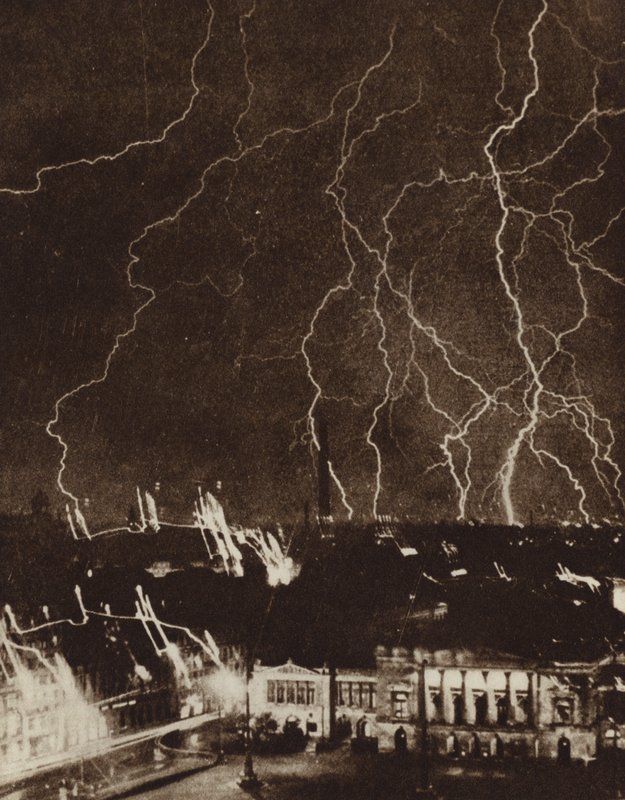 Relámpagos sobre la ciudad de Leipzig, Alemania, durante una tormenta de Photographer German