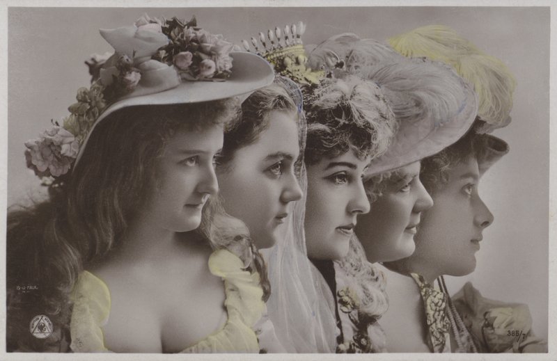 Fila de mujeres con vestimenta histórica de Photographer German