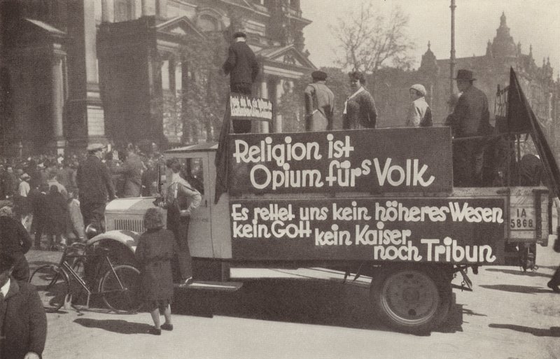 Camión pintado con eslóganes comunistas en las calles de Berlín, Alemania de Photographer German