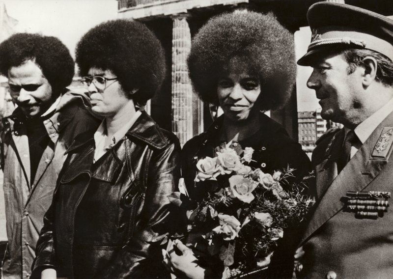 El 11 de septiembre de 1972, la valiente comunista estadounidense y defensora de los derechos civiles Angela Davis fue cordialmente recibida por los soldados del Ejército Popular Nacional de la República Democrática Alemana en la Puerta de Brandeburgo de Photographer German