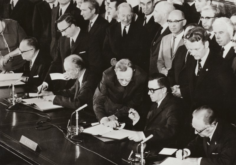 El 3 de junio de 1972, los ministros de exteriores de las Cuatro Potencias firmaron el protocolo final del Acuerdo Cuatripartito sobre Berlín Occidental en el edificio anteriormente utilizado por el Consejo de Control Aliado en el sector americano de Berlí de Photographer German