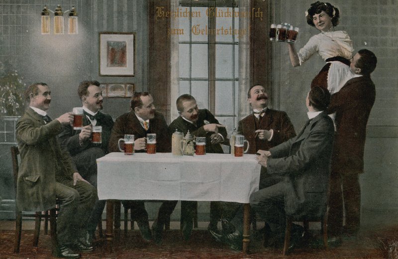 Postal de alemanes bebiendo cerveza y divirtiéndose con la camarera, enviada en 1913 (foto coloreada a mano) de Photographer German