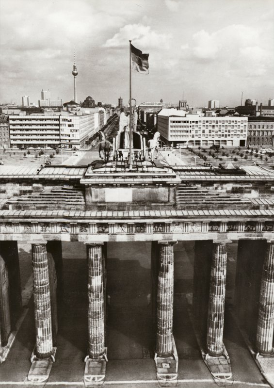 Protegida por fronteras seguras, continúa la construcción de la capital de la RDA (foto en blanco y negro) de Photographer German