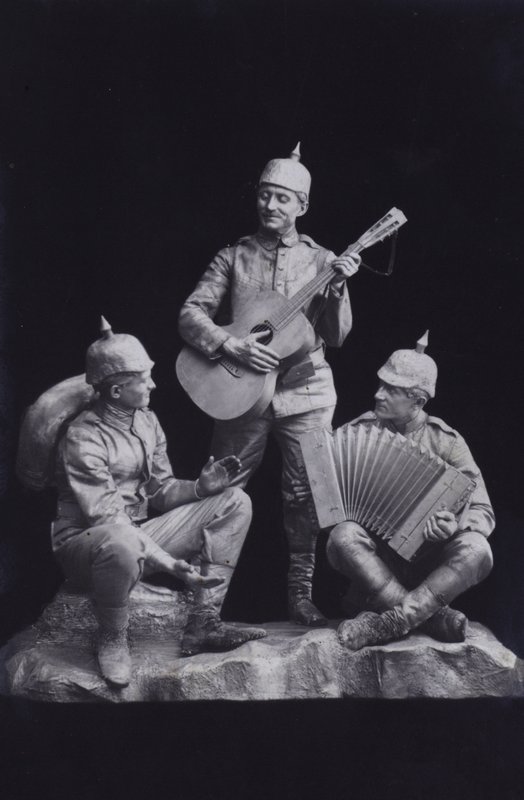 Escultura que representa a un grupo de soldados alemanes de la Primera Guerra Mundial tocando música (foto en b/n) de Photographer German