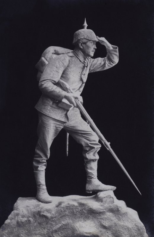 Escultura de un soldado alemán de la Primera Guerra Mundial mirando el campo de batalla de Photographer German