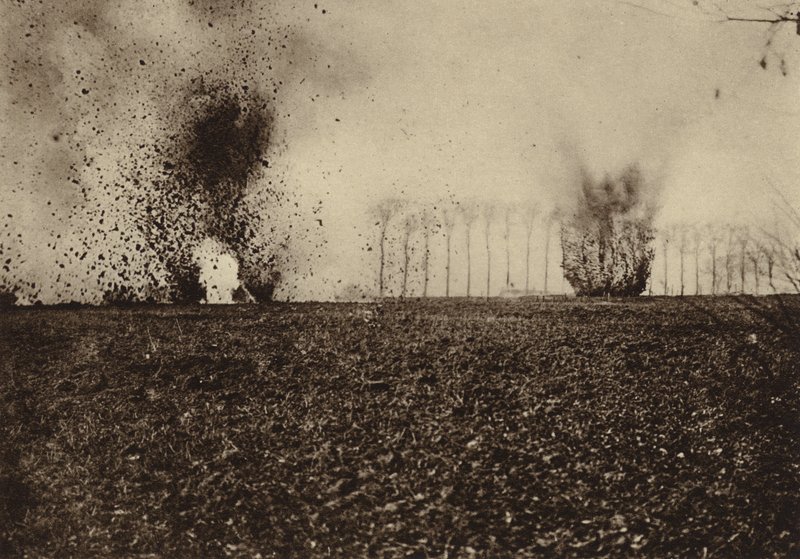 Explosión de proyectiles frente al Bosque de St Vaast, cerca de Arras, Francia, Primera Guerra Mundial de Photographer German