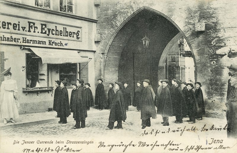 Coro estudiantil cantando en las calles de Jena, Alemania de Photographer German