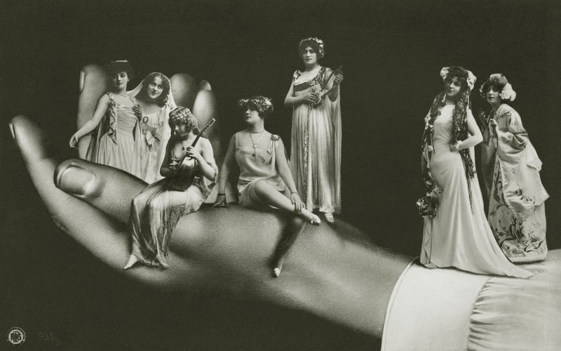 Mano surrealista sosteniendo mujeres variadas de Photographer German