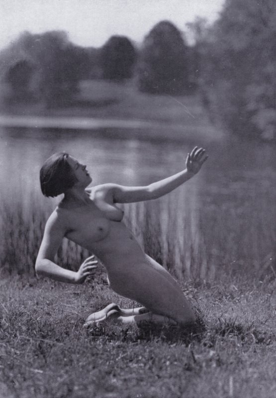 El cuerpo bello, cultura física para mujeres (foto b/n) de Photographer German