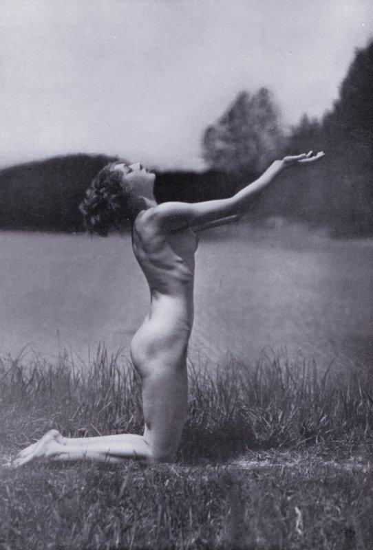 El cuerpo bello, cultura física para mujeres (foto b/n) de Photographer German