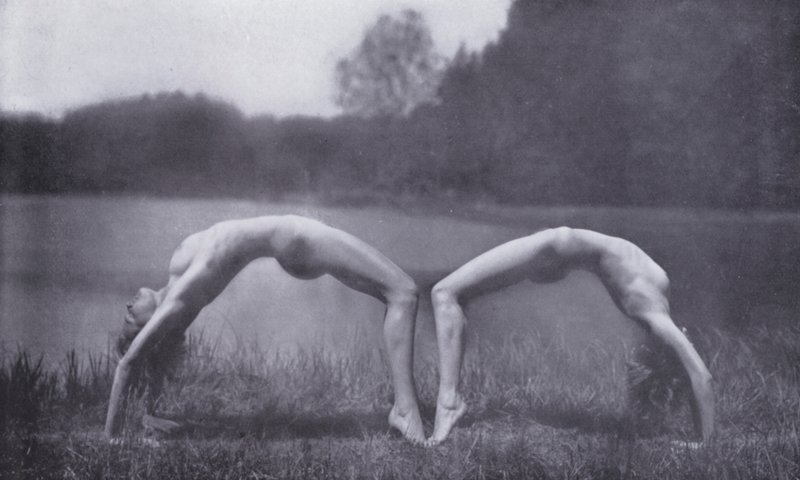 El cuerpo bello, cultura física para mujeres (foto b/n) de Photographer German