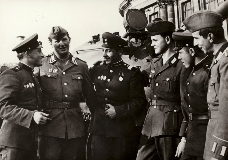 Los soldados del Ejército Popular Nacional mantienen una estrecha amistad con los soldados del Ejército Soviético de Photographer German