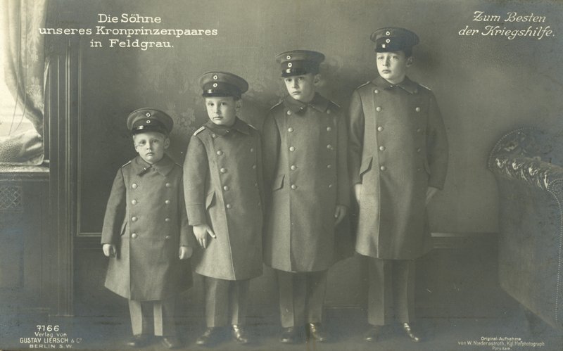 Los hijos del príncipe heredero Wilhelm de Alemania en uniforme militar de Photographer German