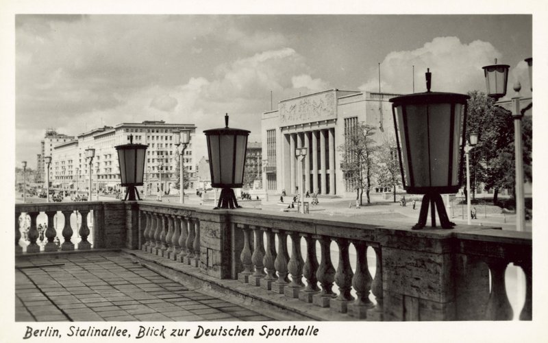Vista del Deutschen Sporthalle, Stalinallee, Berlín Este, c1950s de Photographer German