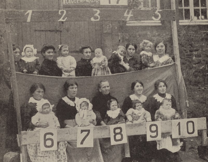 Mujeres y niños de la Francia ocupada del Norte posando para una fotografía alemana de Photographer German