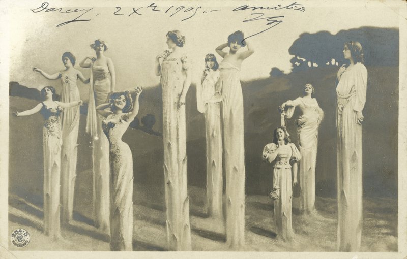 Mujeres en zancos vestidas de espárragos de Photographer German