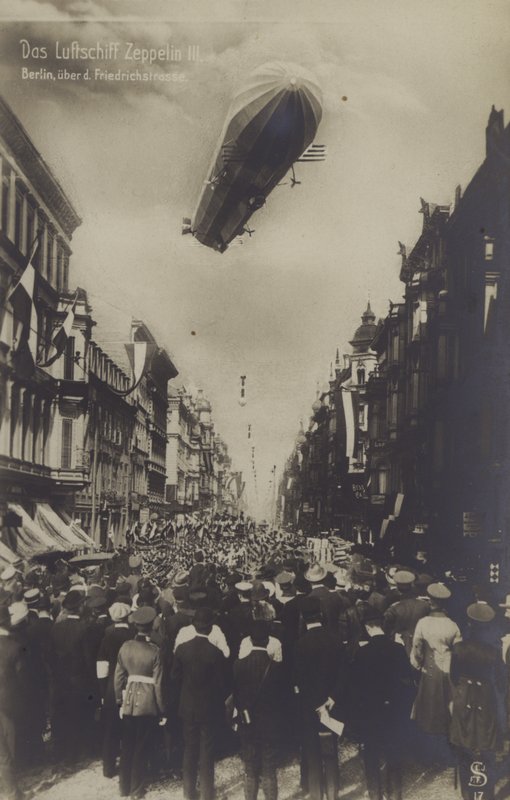 Zeppelin LZ III sobrevolando Friedrichstrasse, Berlín de Photographer German