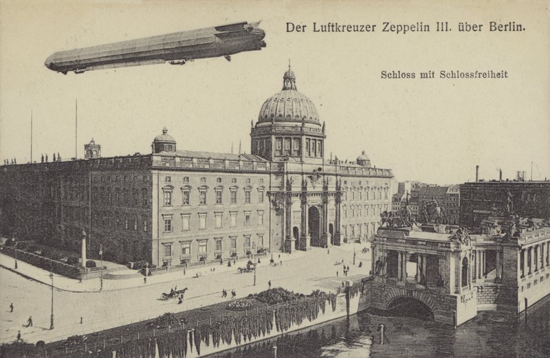 Zeppelin LZ III sobrevolando el Palacio de la Ciudad, Berlín de Photographer German