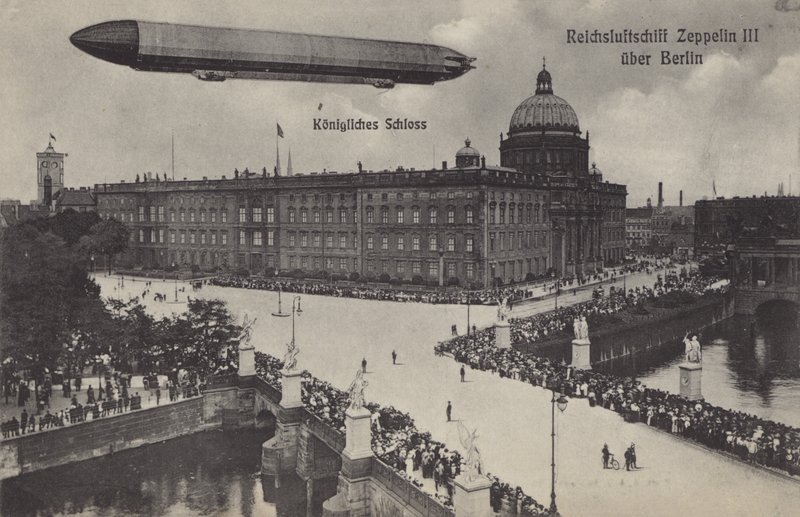 Zeppelin LZ III volando sobre el Palacio de la Ciudad, Berlín de Photographer German