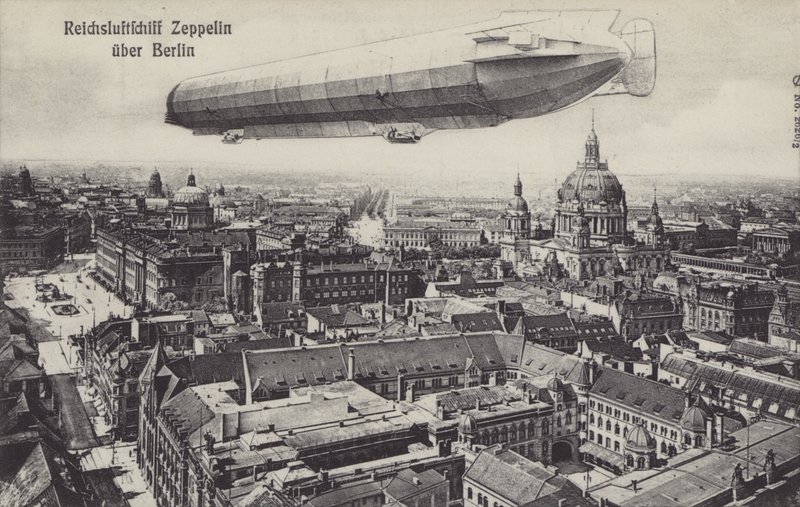 Dirigible Zeppelin volando sobre Berlín de Photographer German