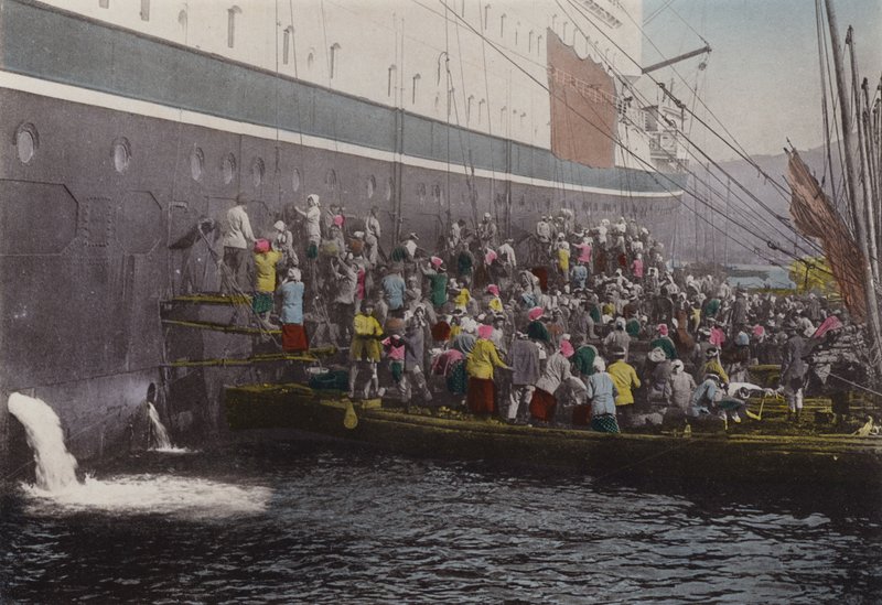 Japón, c.1912: Carga de carbón en el barco en el Puerto de Nagasaki de Photographer Japanese