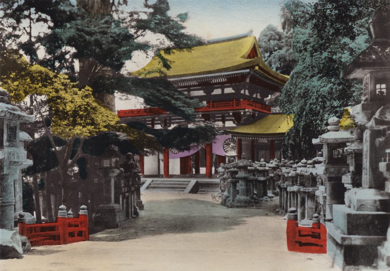 Japón, c.1912: Templo Shinto Kasuga fundado en 767, en Nara, cerca de Kioto de Photographer Japanese