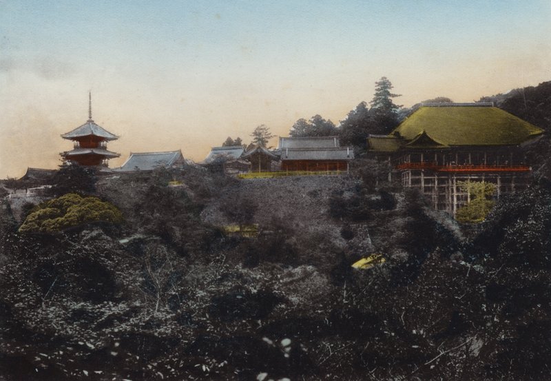 Japón, c.1912: Templo Kiyomizu conocido por su escenario colgante en el borde del precipicio y una vista de la ciudad de Kioto de Photographer Japanese