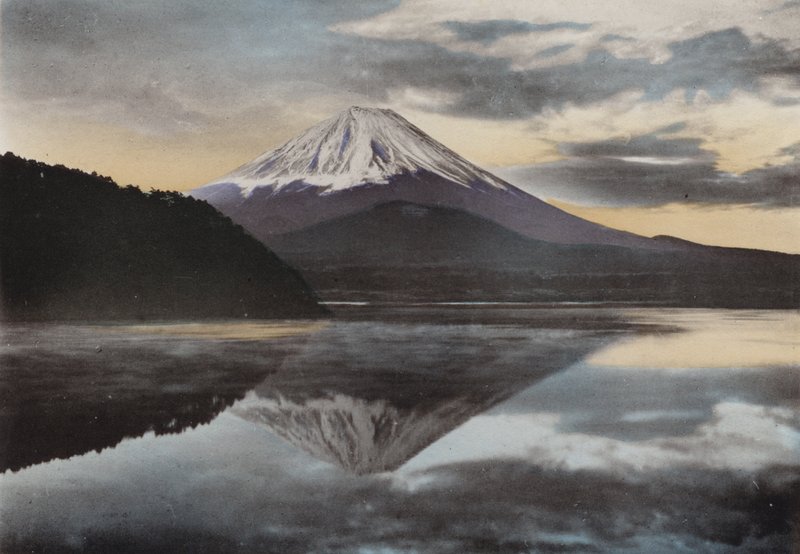 Japón, c.1912: Monte Fuji desde el Lago Shoji de Photographer Japanese