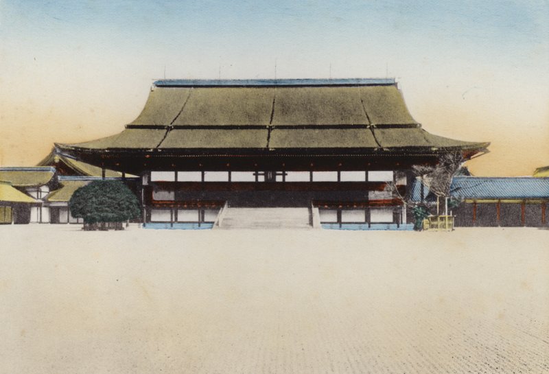 Japón, c.1912: Salón Shishinden en el Palacio de Kioto, utilizado para la audiencia de año nuevo y otras grandes ceremonias; La entronización del emperador actual se celebró aquí en 1868, Kioto de Photographer Japanese