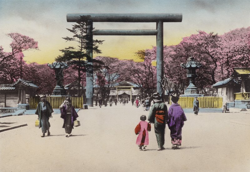 Japón, c.1912: El enorme Torii de bronce para Shokonsha o Santuario de invocación de espíritus para soldados muertos en problemas nacionales, Tokio de Photographer Japanese