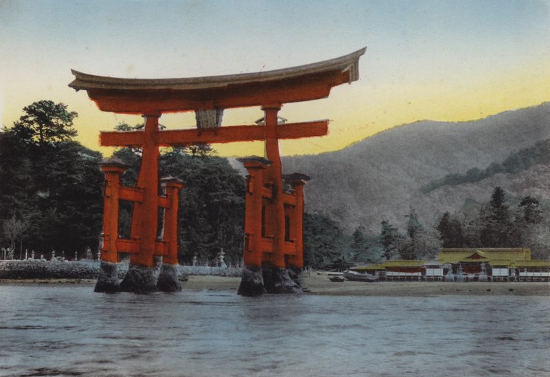Japón, c.1912: La isla sagrada, Miyajima, en el mar interior, una de las tres escenas más notables de Japón; El templo fue erigido aquí por Kiyomori en el siglo XII de Photographer Japanese