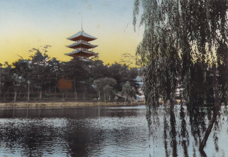 Japón, c.1912: Vista de la Pagoda en Nara desde el Estanque Sarusawa de Photographer Japanese