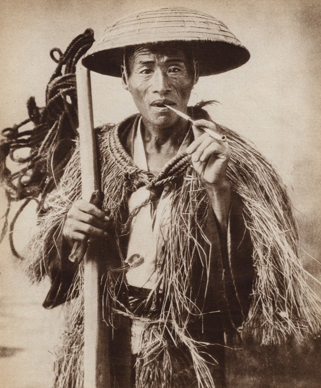 Coolie japonés (trabajador agrícola) con sombrero para protegerse de la lluvia intensa en los campos de arroz de Photographer Japanese