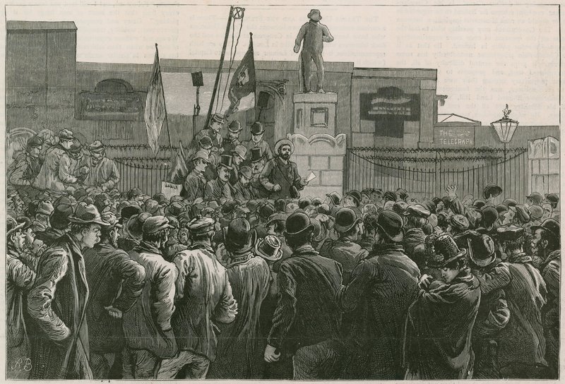 La gran huelga de los trabajadores portuarios en el East End: el Sr. John Burns dirigiéndose a los hombres en huelga en las puertas de los muelles de East y West India de Robert Barnes
