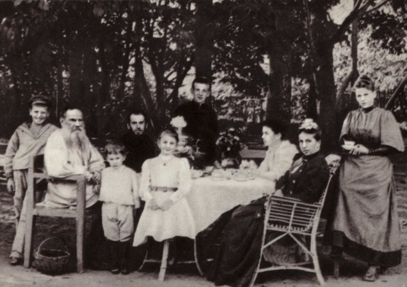 L N Tolstoi con su familia en la mesa de té en el parque, Yasnaya Poliana, 1892 de Russian Photographer
