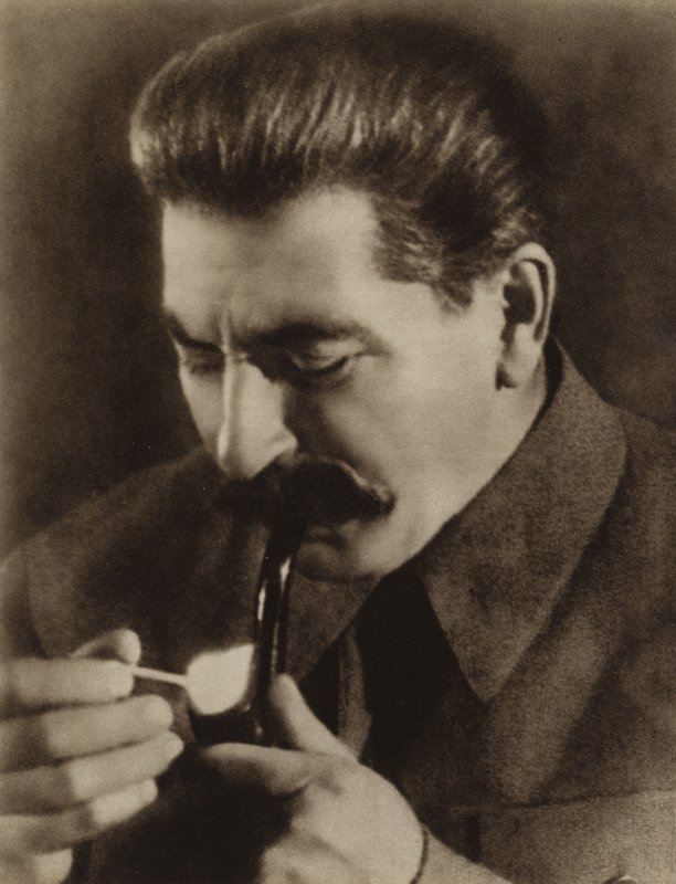 Líder soviético Joseph Stalin encendiendo su pipa, 1936 de Russian Photographer