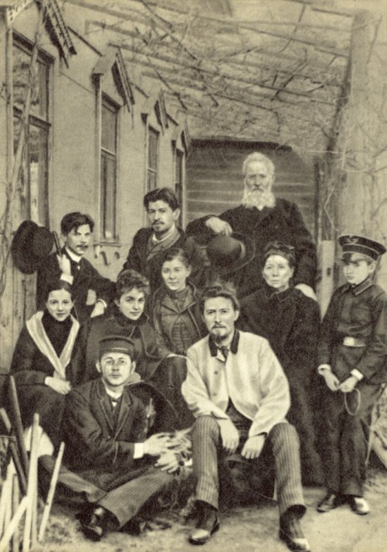 Antón Chéjov con familiares y amigos en el patio de su casa en la calle Sadovaya-Kudrinskaya, Moscú, primavera de 1890 de Russian Photographer