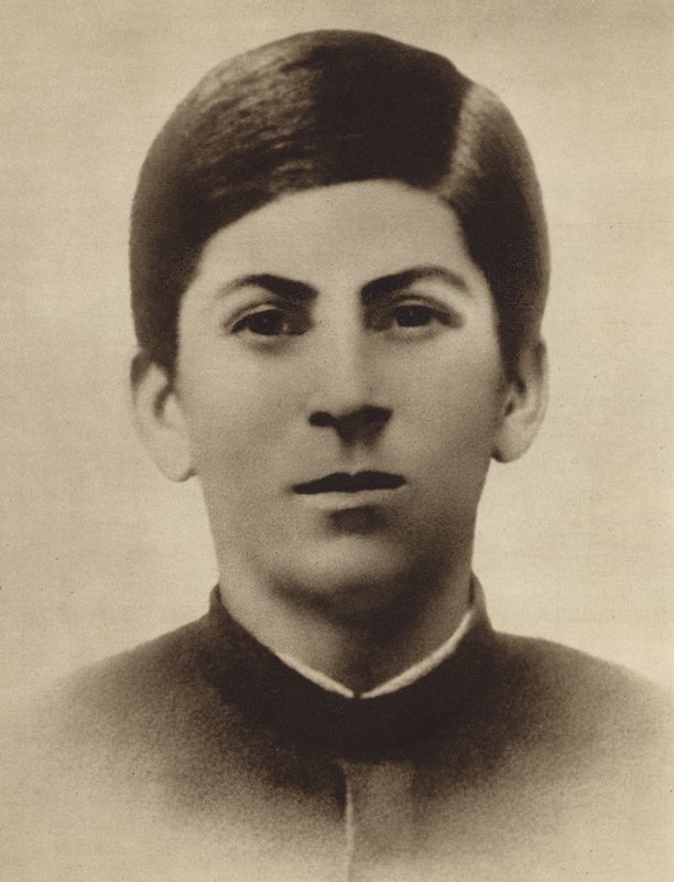 Joseph Stalin en el momento de su graduación de la escuela de divinidad de Gori, Georgia, 1894 de Russian Photographer