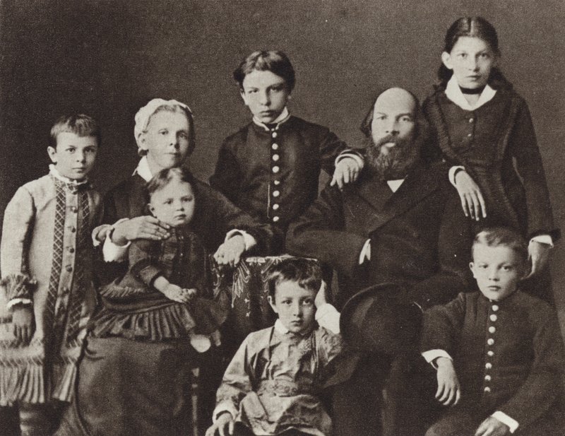 Lenin entre su familia, Simbirsk, 1879 de Russian Photographer