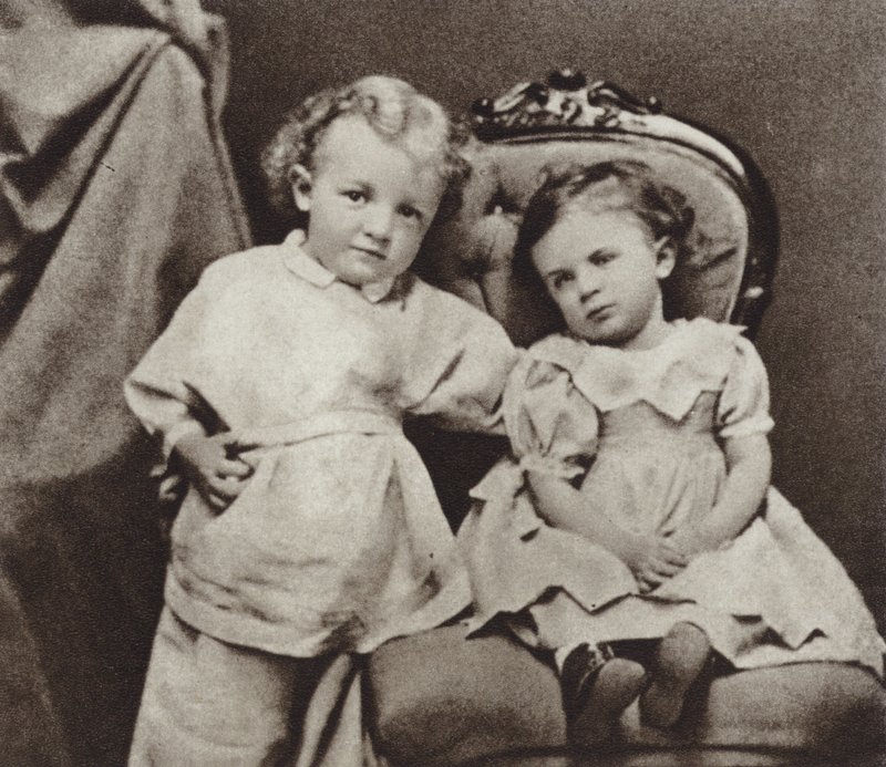Lenin a la edad de cuatro años y su hermana Olga, Simbirsk, 1874 de Russian Photographer