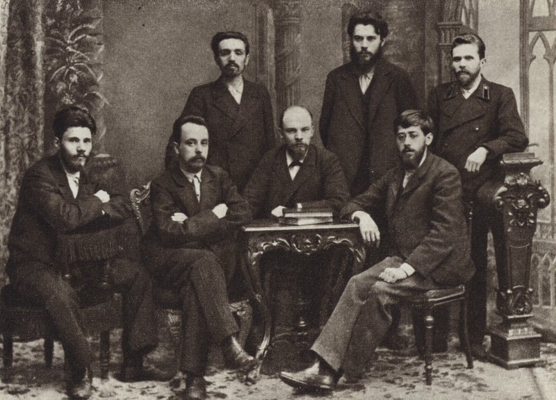 Lenin con un grupo de miembros de la Liga de Lucha por la Emancipación de la Clase Obrera de San Petersburgo, San Petersburgo, febrero de 1897 de Russian Photographer