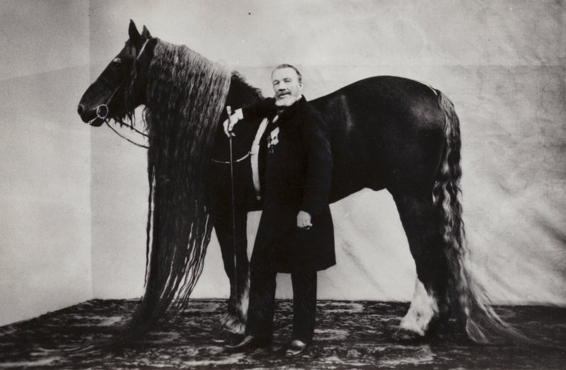 Artista de circo ruso Akim Nikitin con un caballo de Russian Photographer
