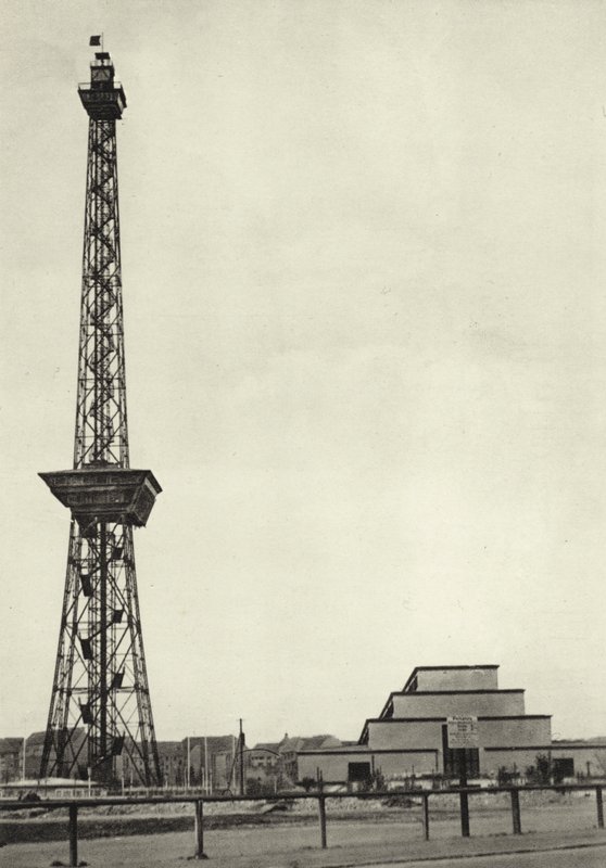 Berlín: Funkturm y Funkhalle; Estación de Radiodifusión de Sasha Stone